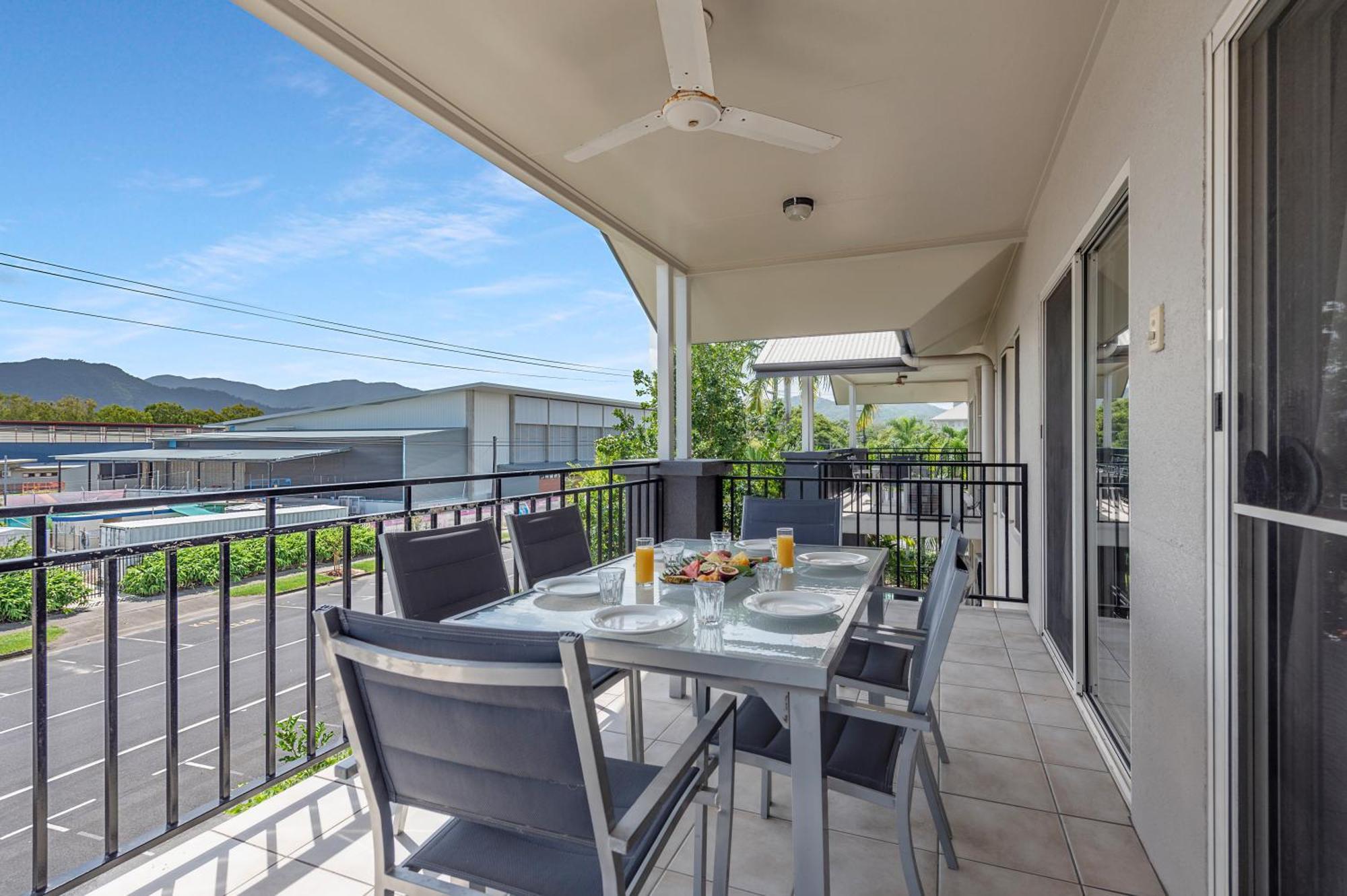 Bay Village Tropical Retreat & Apartments Cairns Dış mekan fotoğraf
